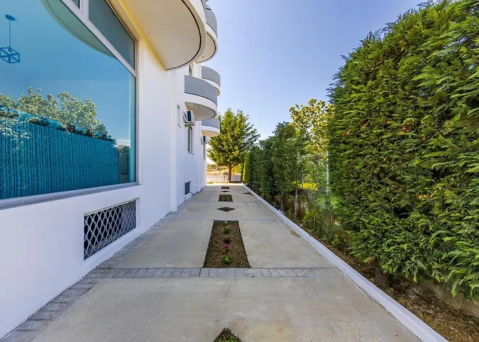 Bright Modern With Balcony Views By Pikhost