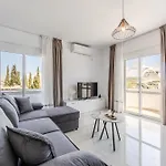 Bright Modern With Balcony Views By Pikhost Apartmán *