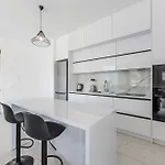 Apartmán Bright Modern With Balcony Views By Pikhost