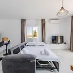 Apartmán Bright Modern With Balcony Views By Pikhost Golem (Tirana)