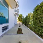 Bright Modern With Balcony Views By Pikhost