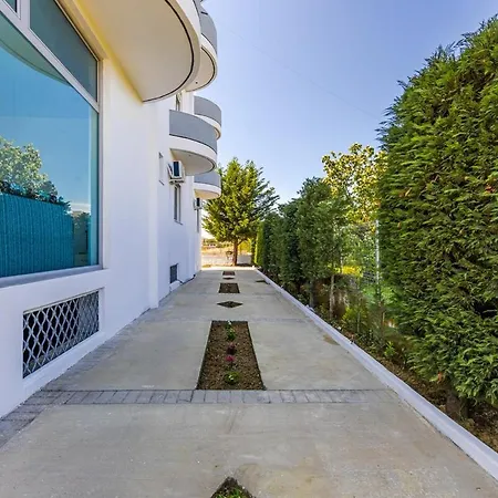 Bright Modern With Balcony Views