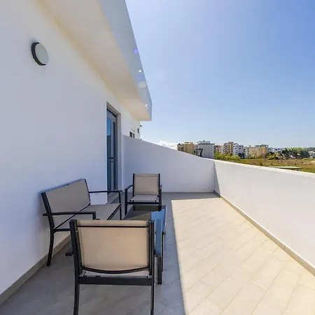 Bright Modern With Balcony Views Apartment Golem (Tirana)