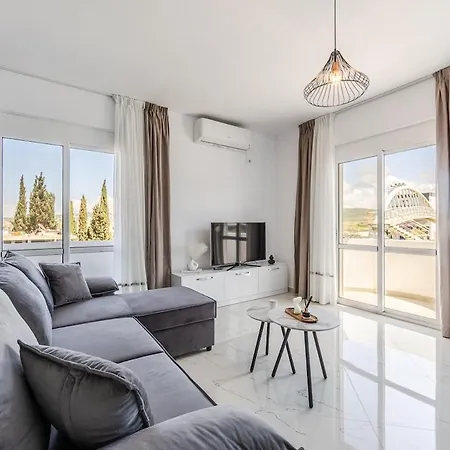 Bright Modern With Balcony Views Apartment