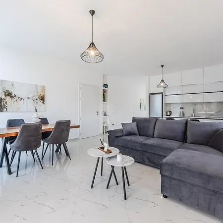 Apartment Bright Modern With Balcony Views