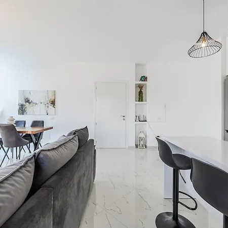 Bright Modern With Balcony Views Apartment *