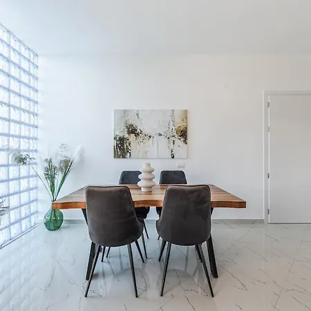 Bright Modern With Balcony Views By Pikhost