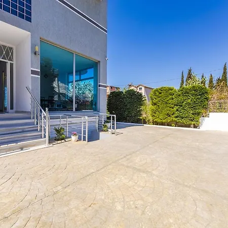 Bright Modern With Balcony Views
