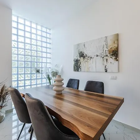 Apartment Bright Modern With Balcony Views