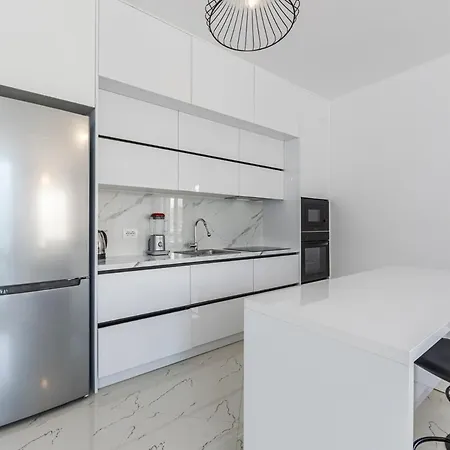 Bright Modern With Balcony Views Apartment *