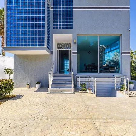 Apartment Bright Modern With Balcony Views