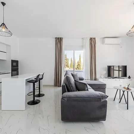 Apartment Bright Modern With Balcony Views Golem (Tirana)