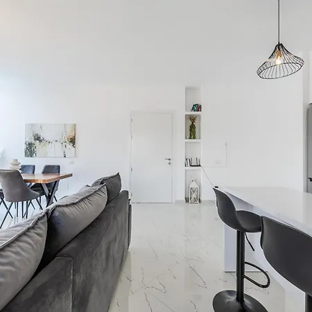 Bright Modern With Balcony Views By Pikhost *