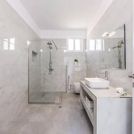 Bright Modern With Balcony Views By Pikhost Apartman *