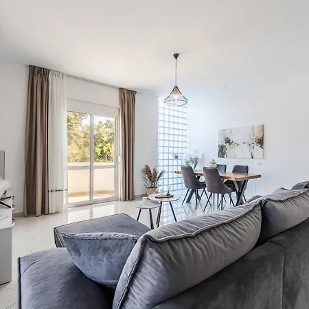 Bright Modern With Balcony Views By Pikhost Apartman