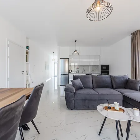 Bright Modern With Balcony Views By Pikhost Golem