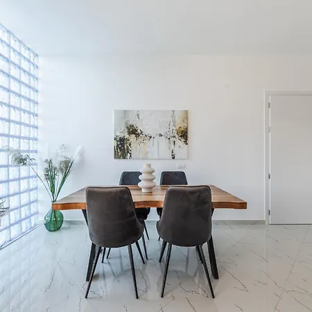 Bright Modern With Balcony Views By Pikhost Golem