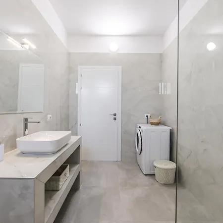 Bright Modern With Balcony Views By Pikhost Apartman *