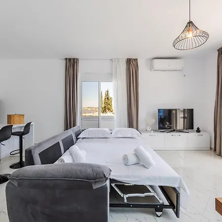 Apartman Bright Modern With Balcony Views By Pikhost Golem