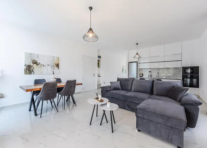 Bright Modern With Balcony Views By Pikhost