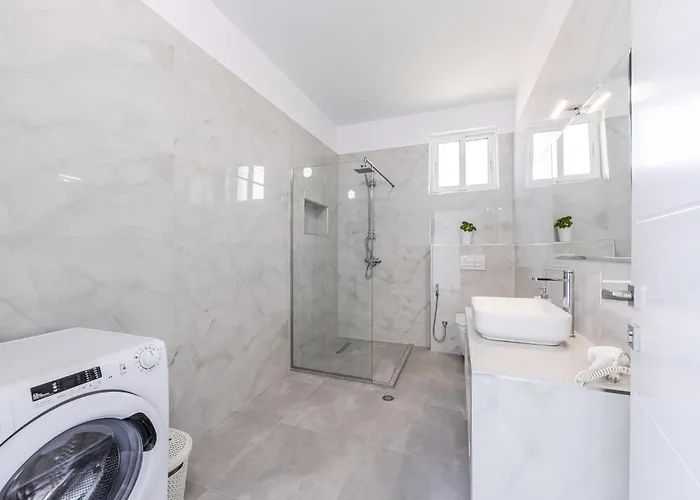 Apartment Bright Modern With Balcony Views By Pikhost Golem (Tirana)