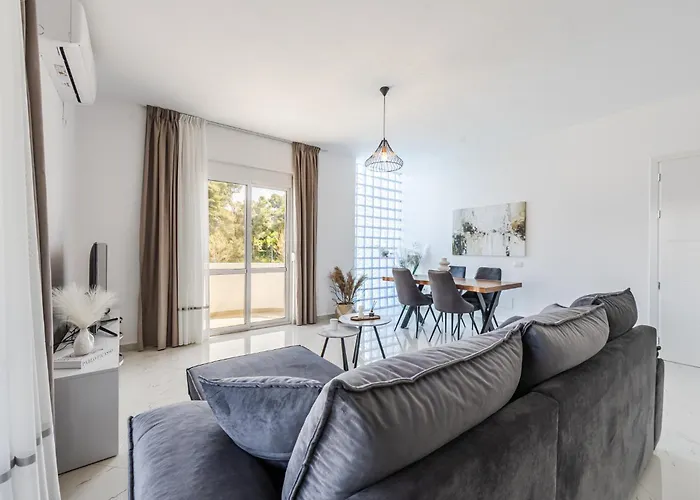 Bright Modern With Balcony Views By Pikhost Apartment