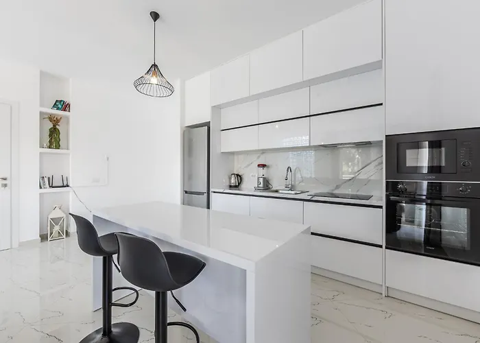 Apartment Bright Modern With Balcony Views By Pikhost