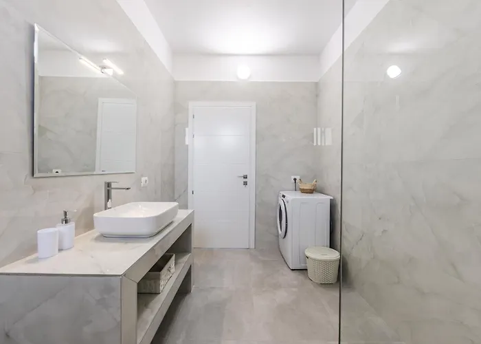 Bright Modern With Balcony Views By Pikhost Apartment *