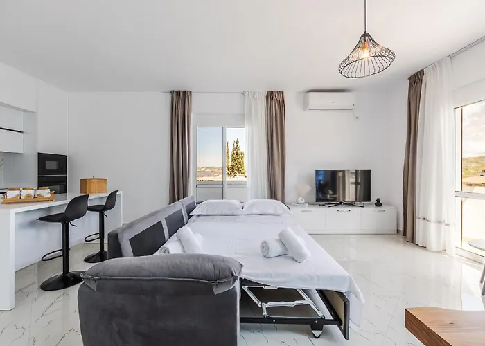 Apartment Bright Modern With Balcony Views By Pikhost Golem (Tirana)