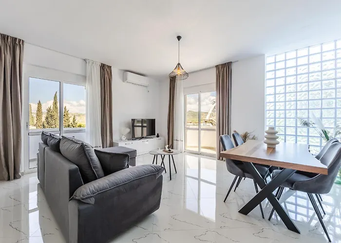 Bright Modern With Balcony Views By Pikhost *