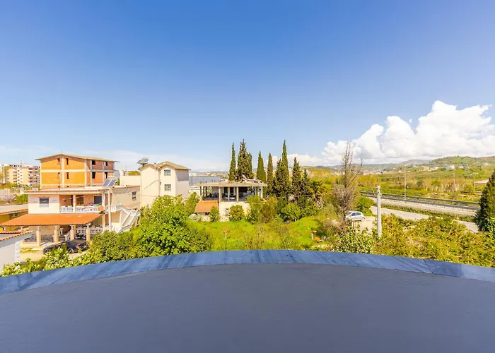 Bright Modern With Balcony Views By Pikhost